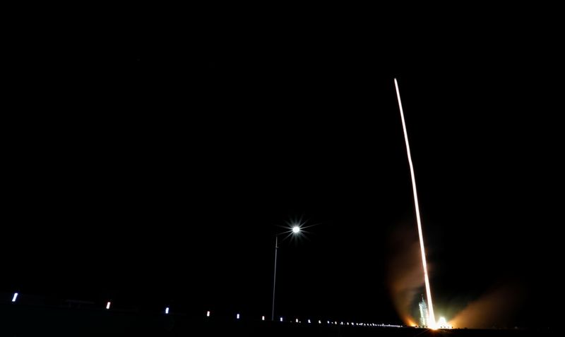 &copy; Reuters. Lançamento da espaçpnave Shenzhou-13, com três astronautas a bordo, em Jiuquan, na China
16/10/2021 REUTERS/Carlos Garcia Rawlins