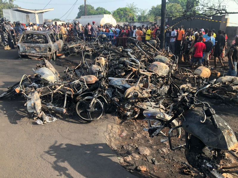 &copy; Reuters. آثار حادث انفجار شاحنة وقود في سيراليون يوم 6 نوفمبر تشرين الثاني 2021. رويترز