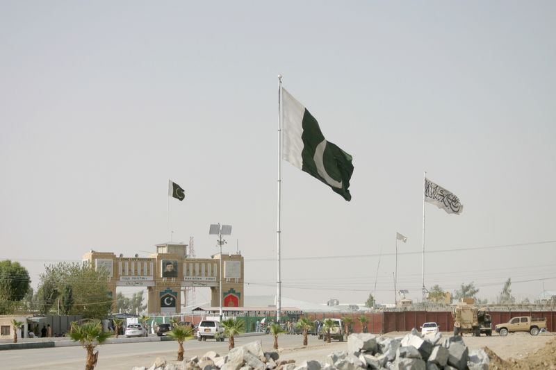 &copy; Reuters. علم باكستان عند الحدود مع أفغانستان يقابله على الجهة الأخرى علم حركة طالبان. رويترز