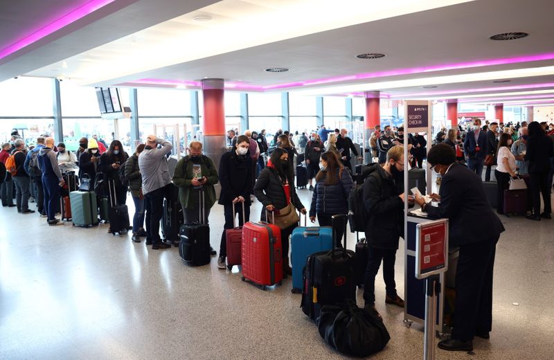 &copy; Reuters. Fila de passageiros no aeroporto de Heathrow, em Londres, para embarcar rumo aos Estados Unidos
08/11/2021
REUTERS/Henry Nicholls