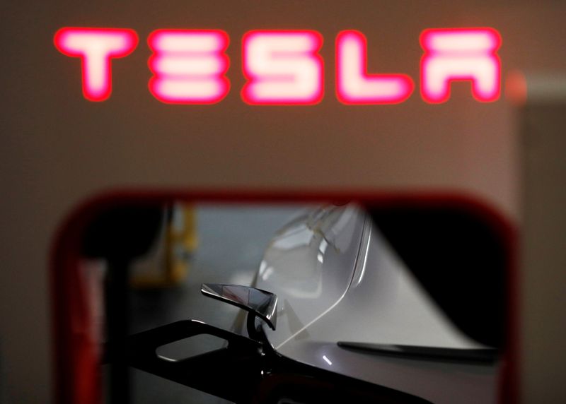 &copy; Reuters. FILE PHOTO: A Tesla car charges at a Supercharger station in Singapore October 22, 2021. REUTERS/Edgar Su/File Photo