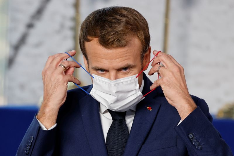&copy; Reuters. FOTO DE ARCHIVO: El presidente de Francia, Emmanuel Macron, se coloca la mascarilla protectora al inicio de la cumbre de líderes del G20 en el centro de convenciones La Nuvola en Roma, Italia, el 30 de octubre de 2021. Ludovic Marin/Pool vía REUTERS/Fil