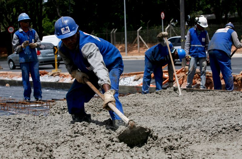 © Reuters. Trabalhador utiliza cimento em construção em Belo Horizonte (MG) 
06/03/2012
REUTERS/Washington Alves
