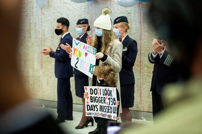 © Reuters. People wait for their relatives after the arrival of the British Airways flight at JFK International Airport in New York, U.S., November 8, 2021. REUTERS/Eduardo Munoz     