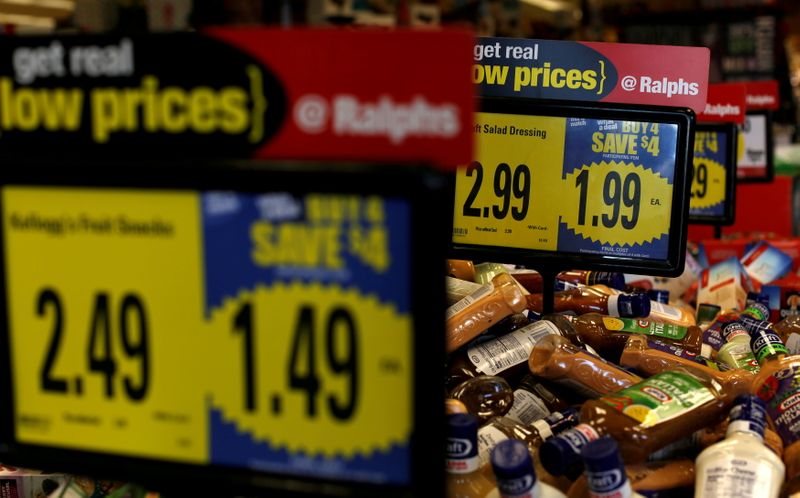 &copy; Reuters. Cartazes com preços de mercadorias em loja em Pasadena, Califórnia, EUA
01/12/2016
REUTERS/Mario Anzuoni