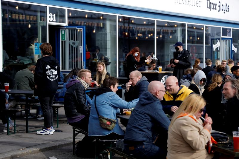 &copy; Reuters. Le gouvernement danois a annoncé lundi qu'il prévoyait de rétablir l'utilisation du pass sanitaire pour des lieux comme les restaurants et les bars afin de faire face à la résurgence de l'épidémie de coronavirus. /Photo prise le 23 avril 2021/REUTE