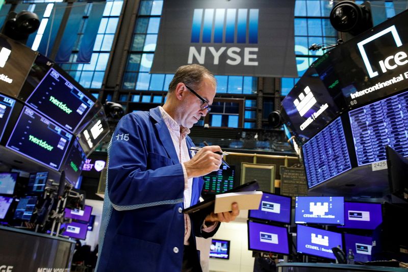 &copy; Reuters. La Bourse de New York a fini en hausse lundi. L'indice Dow Jones a gagné 0,29%. /Photo prise le 8 novembre 2021/REUTERS/Brendan McDermid