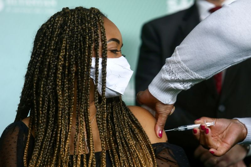 &copy; Reuters. Jovem recebe dose de vacina contra Covid-19 em São Paulo
16/08/2021
REUTERS/Carla Carniel