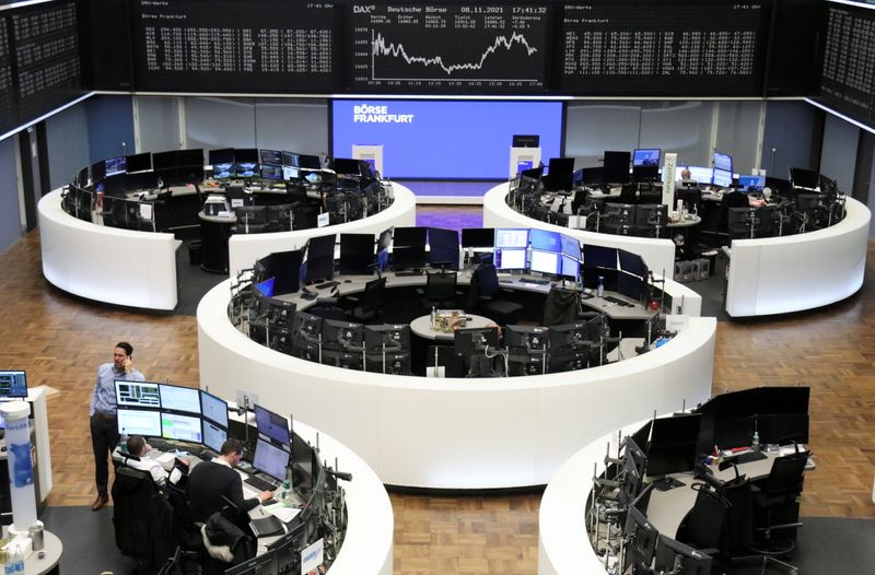 © Reuters. The German share price index DAX graph is pictured at the stock exchange in Frankfurt, Germany, November 8, 2021. REUTERS/Staff