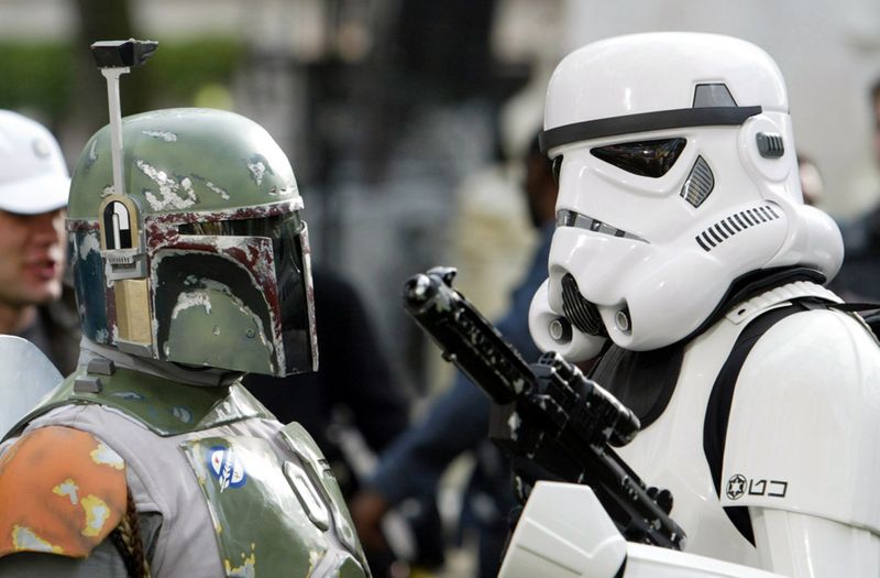 &copy; Reuters. Fãs com trajes de Boba Fett (à esquerda) e de um stormtrooper aguardam estreia de filme da saga "Star Wars", em Londres
14/05/2002
REUTERS