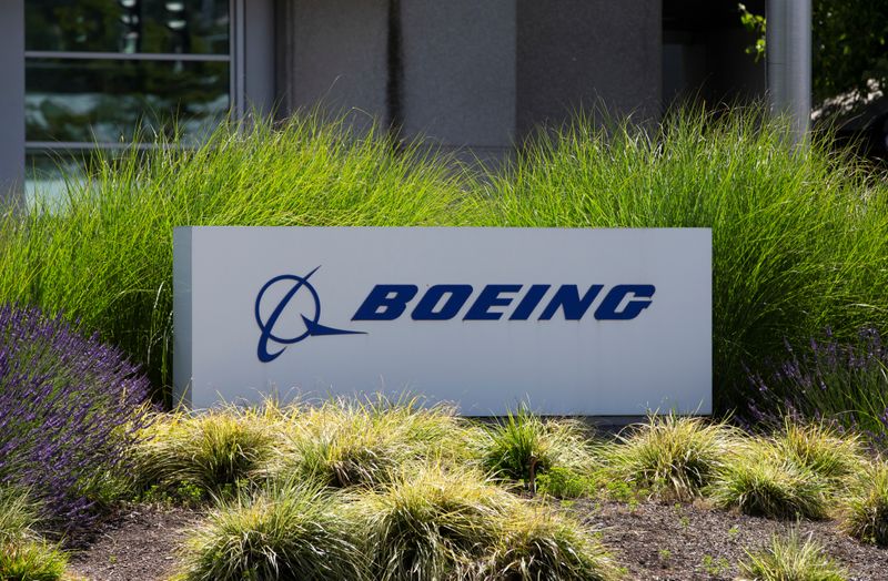 © Reuters. FILE PHOTO: Signage of The Boeing Company in Seattle, Washington, U.S. June 29, 2020.  REUTERS/Karen Ducey