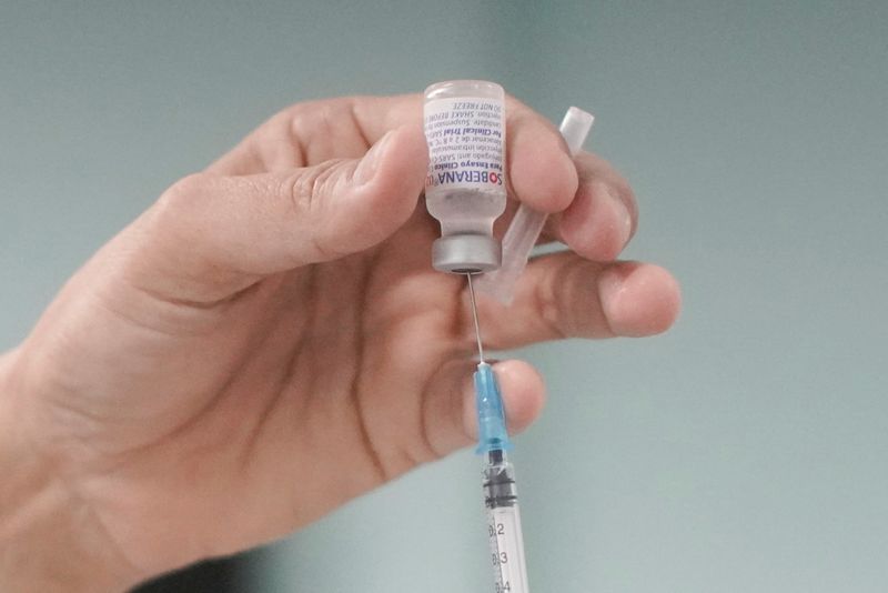&copy; Reuters. Enfermeira prepara dose da vacina russa contra Covid-19 Soberana 02 em hospital de Havana
29/06/2021
REUTERS/Alexandre Meneghini