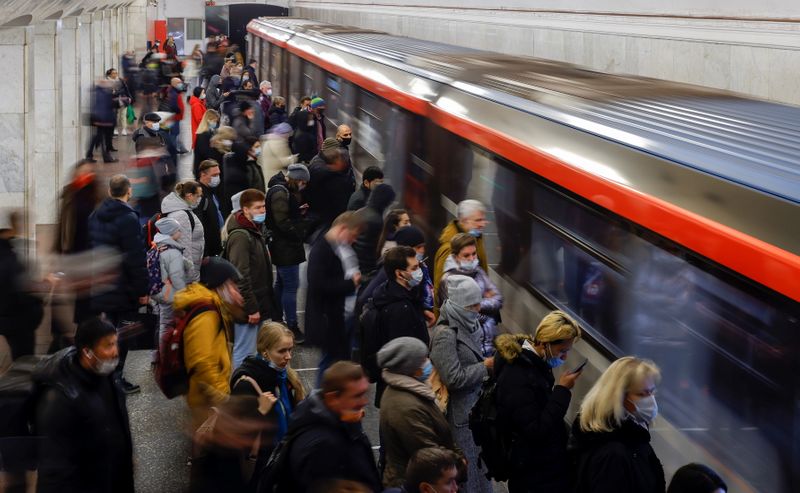 &copy; Reuters.     新型コロナウイルスの感染が広がるロシアは８日、およそ１週間ぶりに職場閉鎖を解除。多くの人たちが職場に復帰した。写真はモスクワ市内、電車を待つ乗客、同日撮影（２０２１年