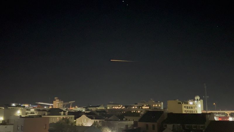 © Reuters. SpaceX Crew-2 streaks across the sky as it makes its return to Earth, in New Orleans, Louisianna, U.S., November 8, 2021, in this still image taken from a social media video. @_tehgreat/via REUTERS