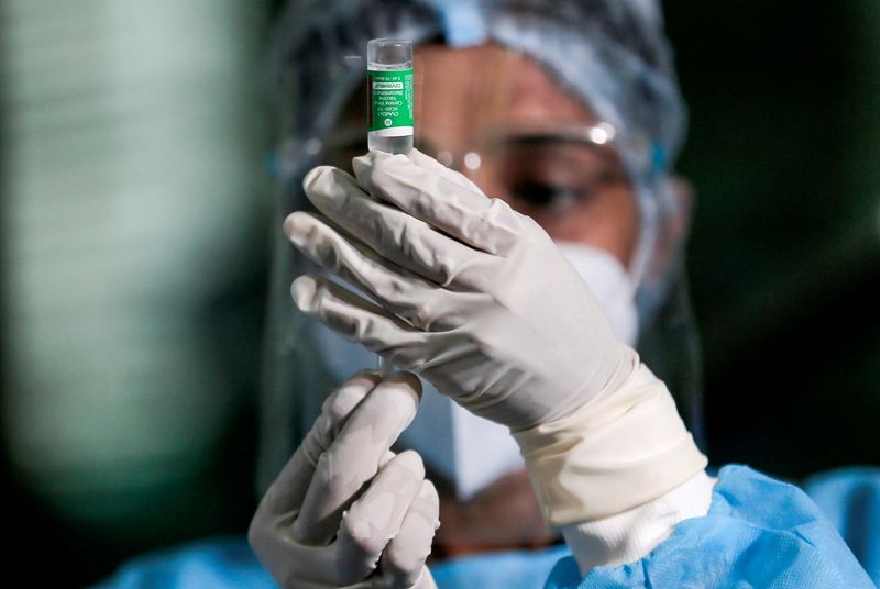 &copy; Reuters. FILE PHOTO: A health official draws a dose of the AstraZeneca's COVID-19 vaccine manufactured by the Serum Institute of India, at Infectious Diseases Hospital in Colombo, Sri Lanka January 29, 2021. REUTERS/Dinuka Liyanawatte//File Photo