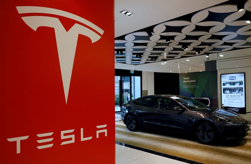 &copy; Reuters. FILE PHOTO: A Tesla model 3 car is seen in their showroom in Singapore October 22, 2021. Picture taken October 22, 2021. REUTERS/Edgar Su