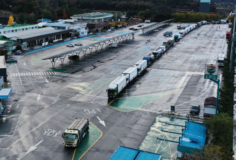 © Reuters. Truck wait in a line to get urea at a service area in Yeoju, South Korea, November 8, 2021. Picture taken on November 8, 2021.  Yonhap via REUTERS