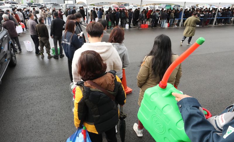 © Reuters. People wait in a line to get urea in Iksan, South Korea, November 9, 2021.  Yonhap via REUTERS