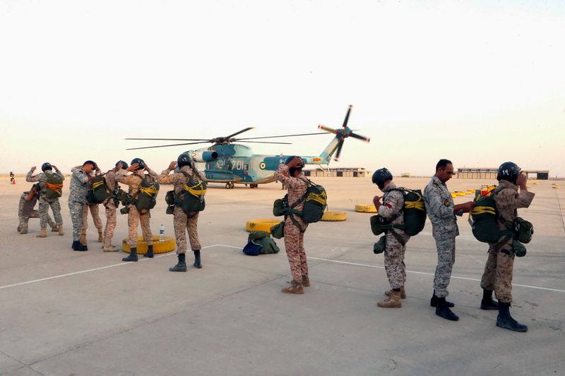 &copy; Reuters. Miembros del Ejército iraní participan en un ejercicio militar denominado 'Zulfiqar 1400', en la zona costera del Golfo de Omán, Irán, en esta imagen obtenida el 7 de noviembre de 2021. REUTERS/Ejército iraní/WANA (Agencia de Noticias de Asia Occide