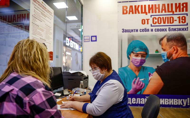 تباطؤ الزيادة في عدد مرضى كوفيد في روسيا رغم تسجيل وفيات يومية قياسية