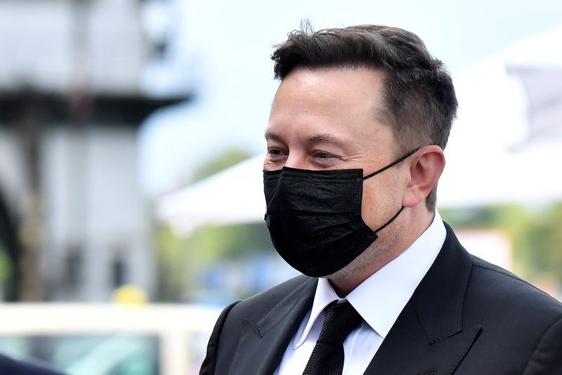 &copy; Reuters. Elon Musk wears a protective mask as he arrives to attend a meeting with the leadership of the conservative CDU/CSU parliamentary group, in Berlin, Germany September 2, 2020. Tobias Schwarz/Pool via REUTERS