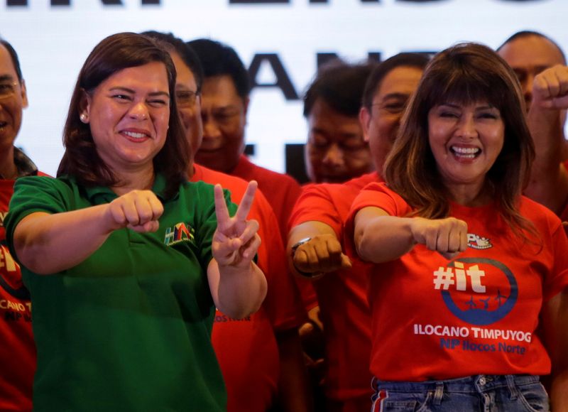 &copy; Reuters. FOTO DE ARCHIVO: Sara Duterte-Carpio (a la izquierda), y la gobernadora de Ilocos Norte, Imee Marcos, durante una reunión de alianza con los partidos políticos locales en Paranaque, Metro Manila, en Filipinas, 13 de agosto de 2018. REUTERS/Czeasar Dance