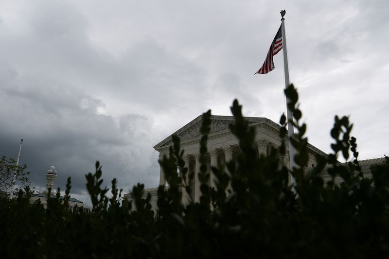 &copy; Reuters. FILE PHOTO: Storm clouds roll in over the U.S. Supreme Court in Washington, U.S., September 1, 2021.  REUTERS/Tom Brenner/File Photo