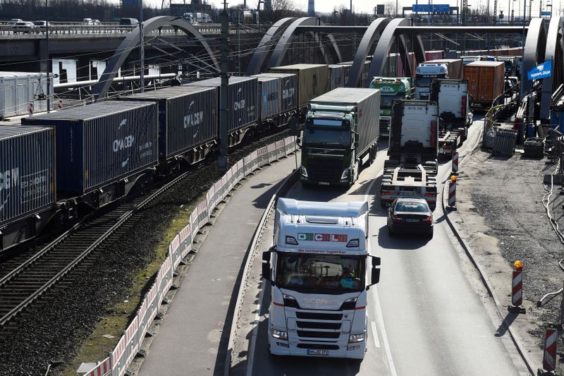 &copy; Reuters. شاحنات وقطارات تنقل حاويات لتحميلها في ميناء هامبورج بألمانيا. صورة من أرشيف رويترز.