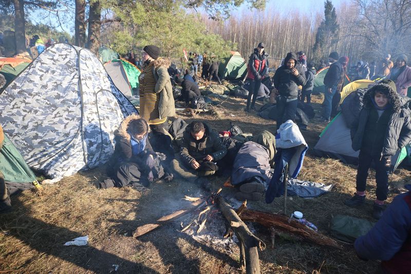 &copy; Reuters. مهاجرون يتجمعون في مخيم قرب الحدود بين روسيا البيضاء وبولندا يوم الثلاثاء. 
(صورة لرويترز ويتم توزيعها كما تلقتها كخدمة لعملائها. هذه الصورة