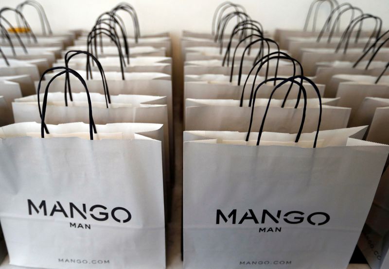 &copy; Reuters. Foto de archivo ilustrativa con bolsas de la marca Mango en París
 Oct 5,  2015.  REUTERS/Regis Duvignau/ 
