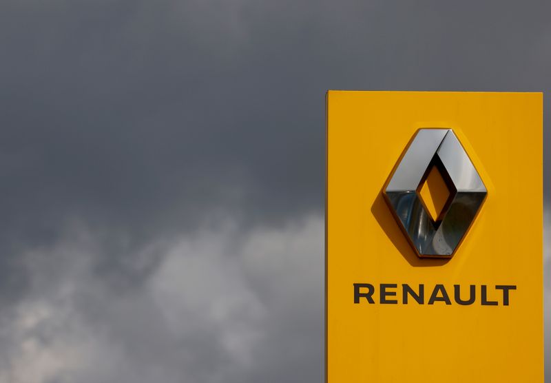 &copy; Reuters. FILE PHOTO: The logo of Renault carmaker is pictured at a dealership in Les Sorinieres, near Nantes, France, September 9, 2021. REUTERS/Stephane Mahe