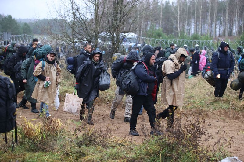 &copy; Reuters. Imigrantes na fronteira de Belarus com a Polônia
08/11/2021 Leonid Scheglov/BelTA/Divulgação via REUTERS