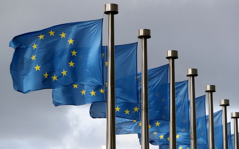 &copy; Reuters. FOTO DE ARCHIVO: Banderas de la UE ondean frente a la sede de la Comisión Europea en Bruselas, Bélgica 2 de octubre de 2019. REUTERS/Yves Herman/File Photo