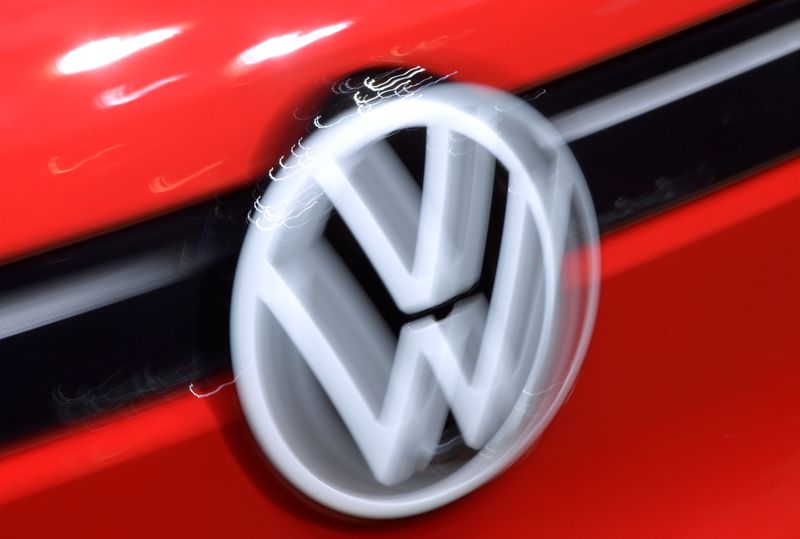 &copy; Reuters. FILE PHOTO: Taken with vario focussing, the sign of VW is seen as German carmaker Volkswagen presents its electric ID.5, an E-SUV in Dresden, Germany, November 3, 2021. REUTERS/Matthias Rietschel