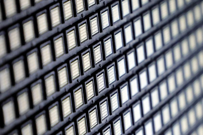 © Reuters. Semicondutores são fotografados na fábrica da empresa de empacotamento de chips Unisem (M) Berhad em Ipoh, Malásia
15/10/2021
REUTERS/Lim Huey Teng