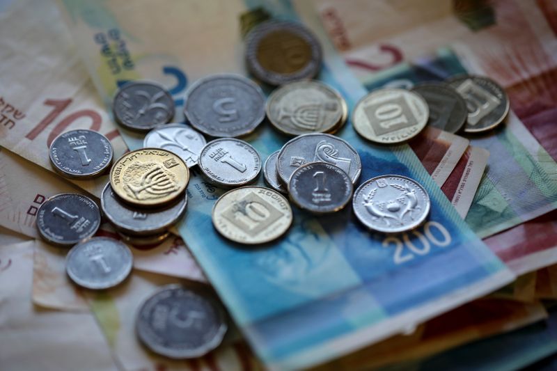 © Reuters. New Israeli Shekel banknotes and coins are seen in this picture illustration taken November 9, 2021. REUTERS/Nir Elias/Illustration