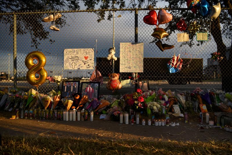&copy; Reuters. A makeshift memorial for the concertgoers who died in a stampede during a Travis Scott performance at the 2021 Astroworld Festival grows in Houston, Texas, U.S., November 9, 2021.  REUTERS/Callaghan O'Hare