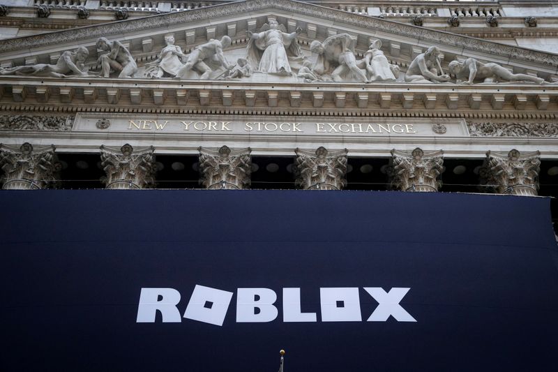 © Reuters. Banner com o logotipo da Roblox na fachada frontal da Bolsa de Valores de Nova York (NYSE) 
10/03/2021
REUTERS/Brendan McDermid