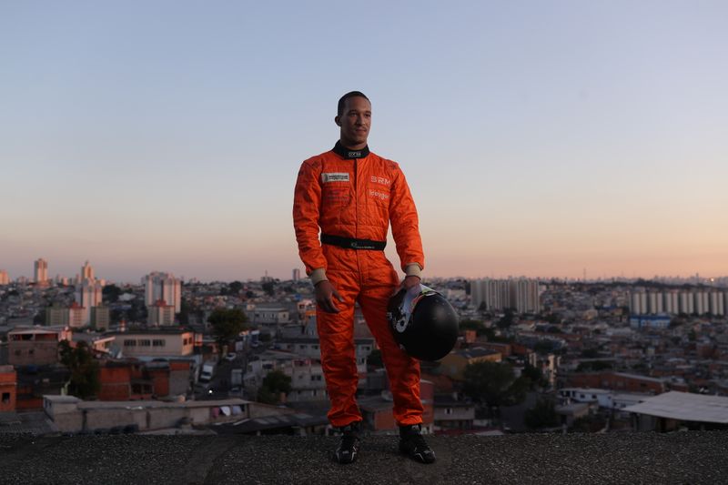 &copy; Reuters. Conhecido como "Hamilton da favela', piloto Wallace Martins posa para foto em sua casa em Brasilândia, em São Paulo
22/10/2021
REUTERS/Amanda Perobelli