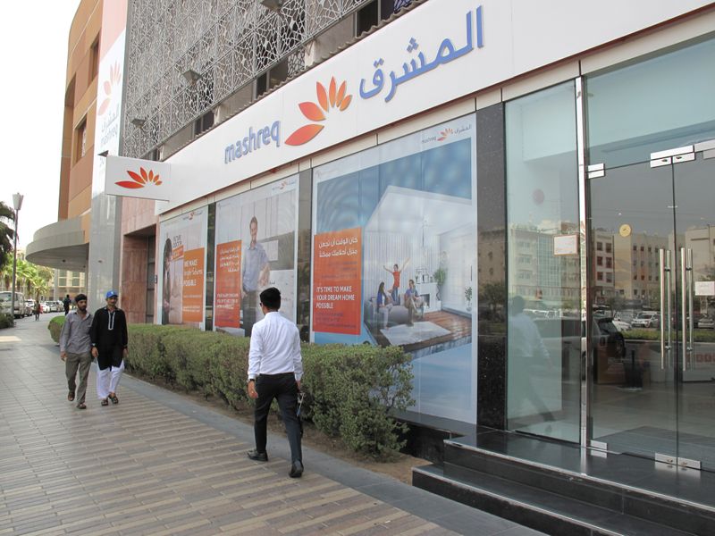 &copy; Reuters. FILE PHOTO: People walk past Mashreq bank in Dubai, United Arab Emirates July 26, 2017. REUTERS/Nawied Jabarkhyl