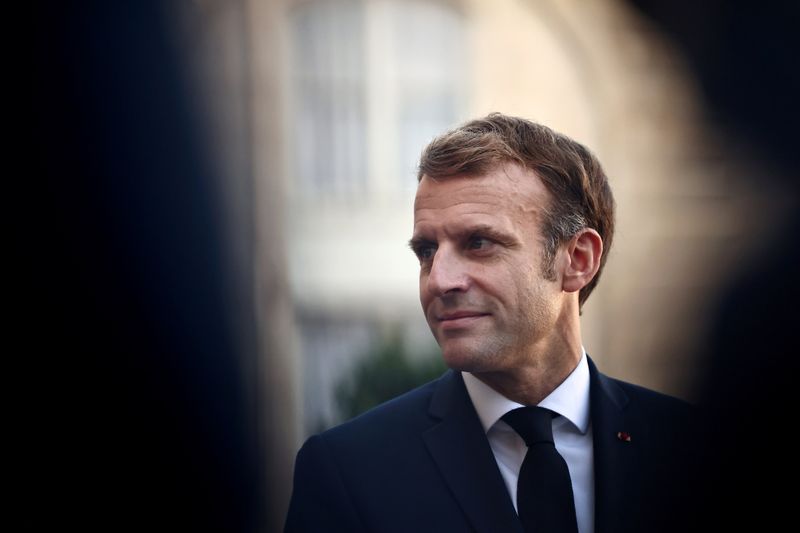 &copy; Reuters. Emmanuel Macron regrette les "polémiques et malentendus" suscités par ses récents propos sur l'Algérie, a déclaré mardi une source à l'Elysée, alors que la France tente de remettre sur de bons rails le "travail mémoriel" mené par le chef de l'Et