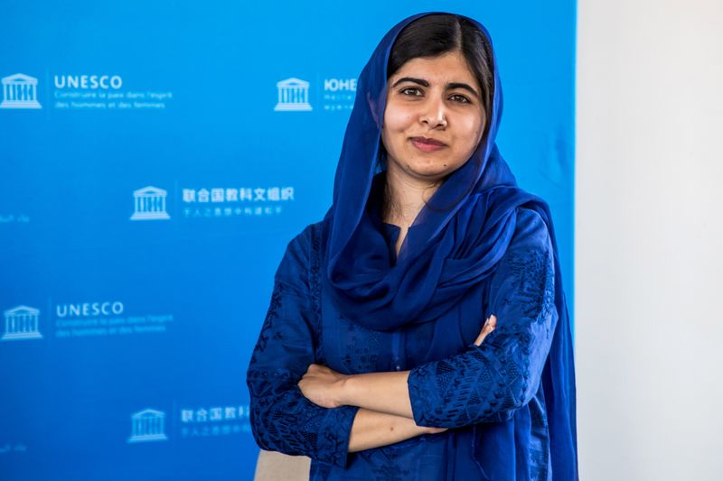 &copy; Reuters. Foto de archivo ilustrativa de la ganadora del Premio Nobel de la Paz Malala Yousafzai posando en una cumbre del G7 en Paris
Jul 5, 2019. Christophe Petit Tesson/Pool via REUTERS/ 
