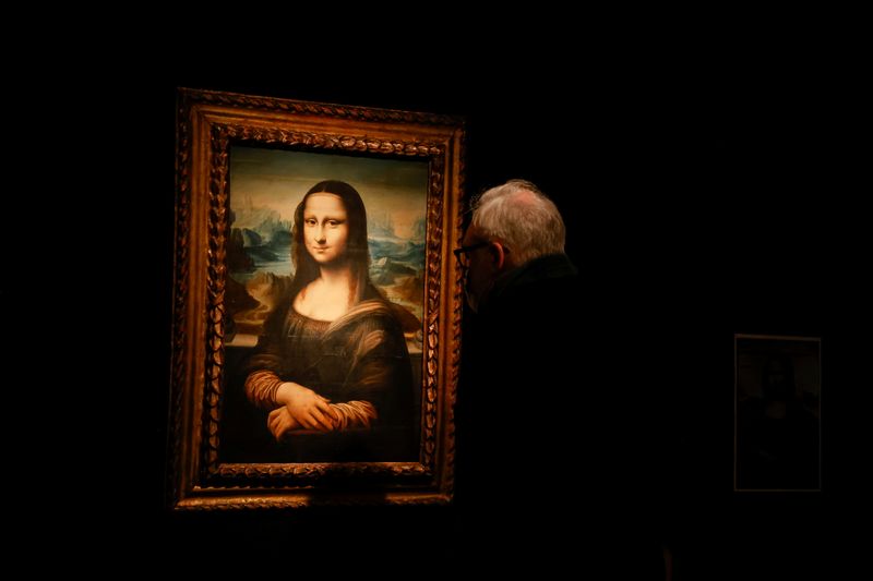 &copy; Reuters. FOTO DE ARCHIVO: Un visitante observa una copia de la Mona Lisa de Leonardo da Vinci, que saldrá a subasta el 9 de noviembre, en la casa de subastas Artcurial en París, Francia. 5 de noviembre de 2021. REUTERS/Noemie Olive