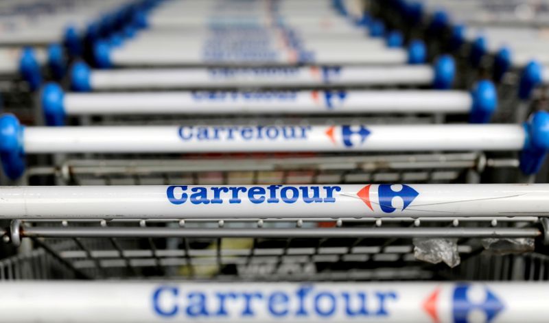© Reuters. Carrinhos de supermercado em loja do Carrefour, em São Paulo. 18/7/2017. REUTERS/Paulo Whitaker
