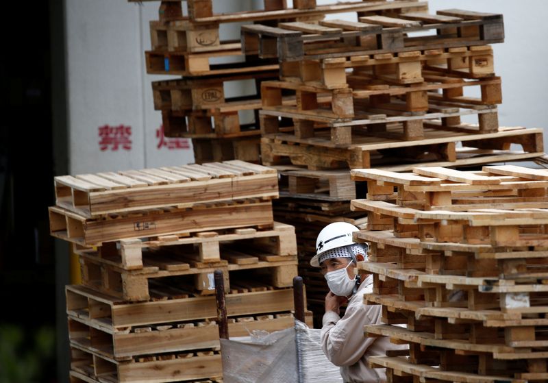 &copy; Reuters. A worker takes a rest at a warehouse at the Keihin Industrial Zone in Kawasaki, Japan September 12, 2018. REUTERS/Kim Kyung-Hoon