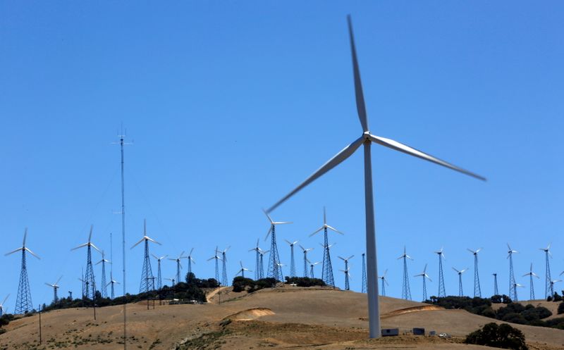 &copy; Reuters. FILE PHOTO: A GE 1.6-100 wind turbine (front R) is pictured at a wind farm in Tehachapi, California June 19, 2013.    REUTERS/Mario Anzuoni/File Photo
