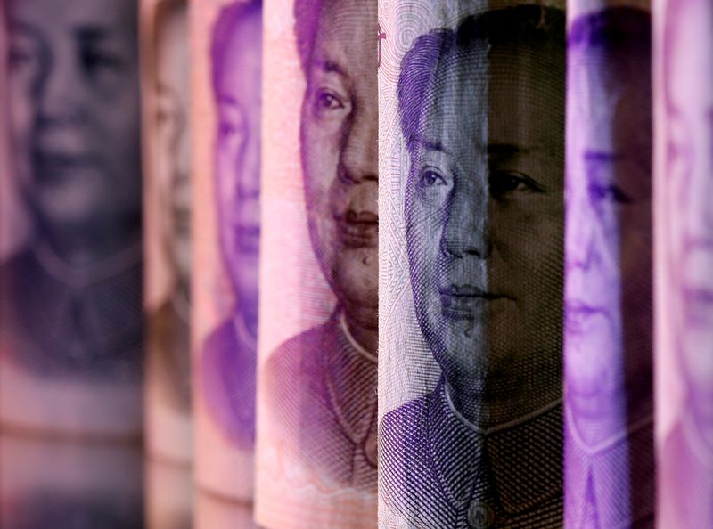 &copy; Reuters.   １１月９日、１０月の外国人投資家の中国国債保有高は、主要グローバル指数への組み入れ前に増加し、過去最高を更新した。写真は人民元紙幣。２０２０年２月撮影（２０２１年　ロイ