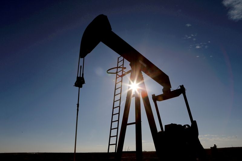 &copy; Reuters.  １１月９日、米エネルギー情報局（ＥＩＡ）はた月報で、２０２１年の米原油生産が日量１１１３万バレルと、前年に比べ１５万バレル減少する見通しを示した。テキサス州の油田で２０