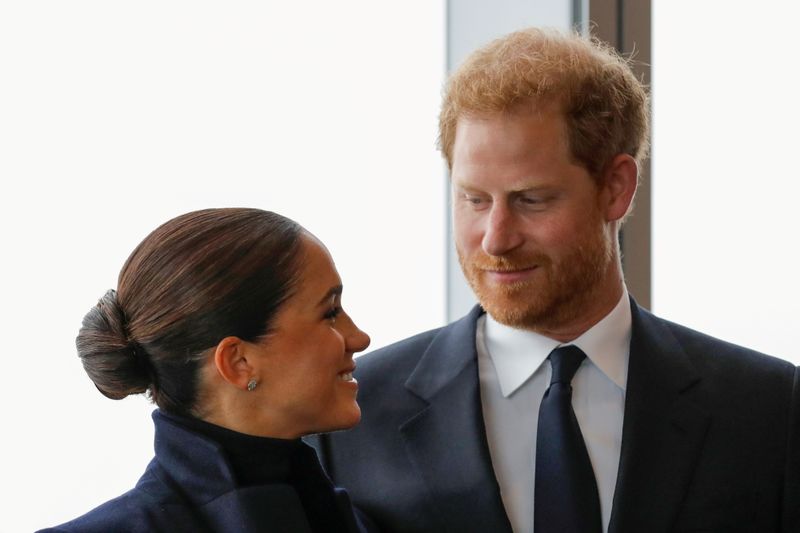 &copy; Reuters. الأمير البريطاني هاري وزوجته ميجان ، المعروفان رسميا باسم دوق ودوقة ساسكس، ينظران لبعضهما البعض خلال زيارة لمركز التجارة العالمي في مانهات