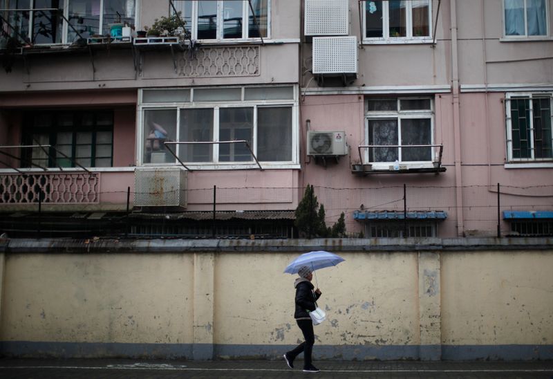 &copy; Reuters. FILE PHOTO: A man walks at a residential area in downtown Shanghai January 28, 2011. REUTERS/Carlos Barria